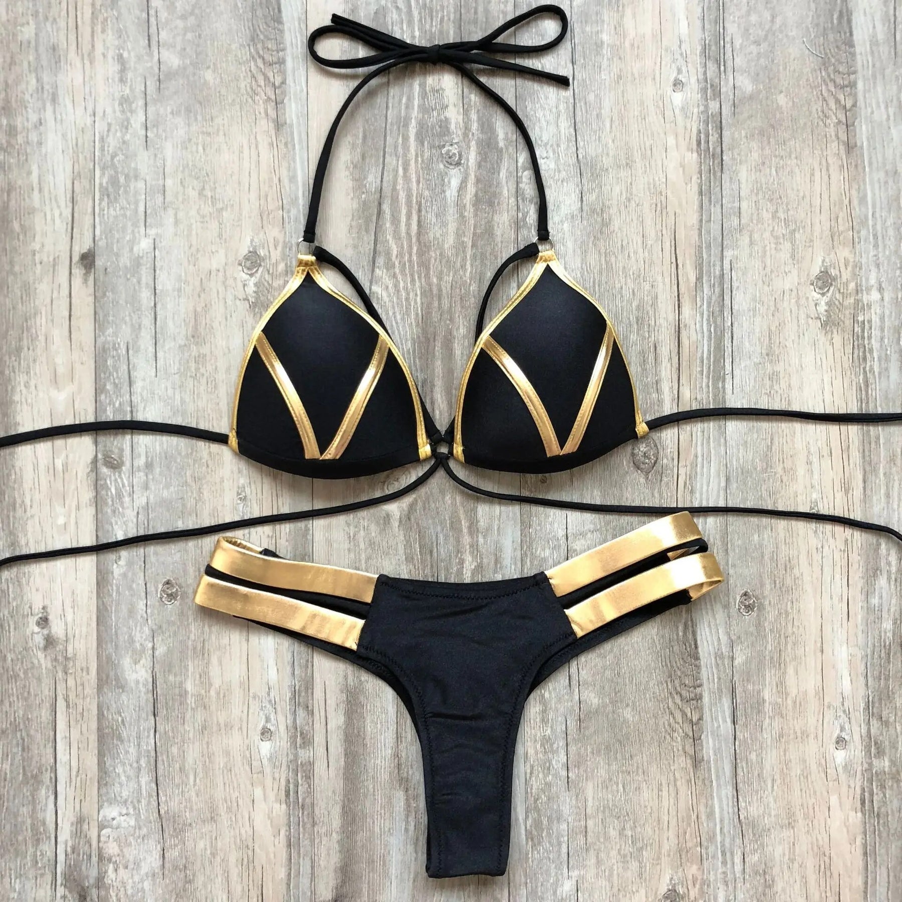 Biquíni Moda Praia Preto e Dourado em Tiras