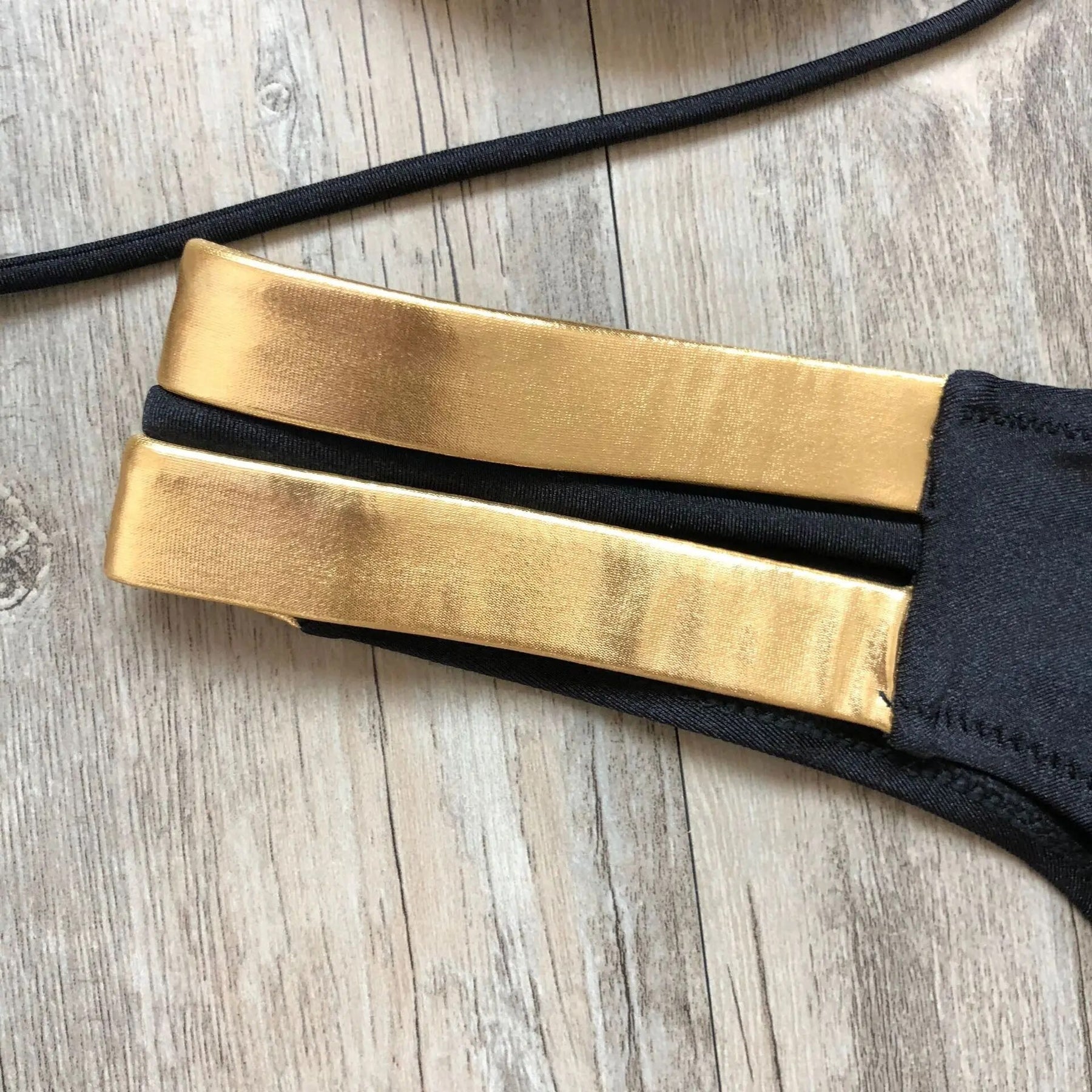 Biquíni Moda Praia Preto e Dourado em Tiras